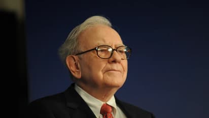 https://stocktwits.com/news-articles/markets/equity/amazon-stock-in-focus-warren-buffett-cuts-stake-bill-ackman-loads-up-in-divergent-bets/cZR0NS0R4Hu