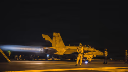 EA-18G Growler takes off from the flight deck of USS George Washington (Photo/@CENTCOM)