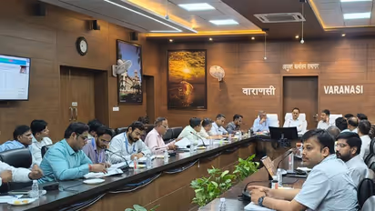 Review meeting held at the Divisional Commissioner’s auditorium under the chairmanship of Lohani (Photo/InformationDepartmentVaranasi)