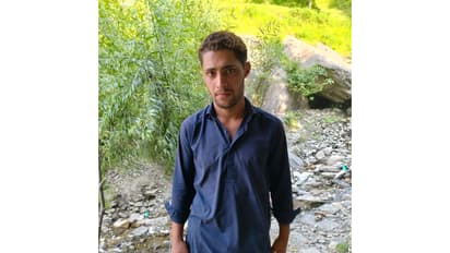 A Pakistani national apprehended by Indian Army’s Chinar Warriors and the Jammu and Kashmir Police (Photo/@ChinarcorpsIA)