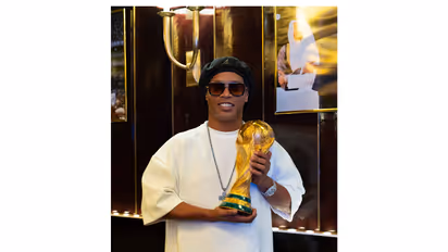 Ronaldinho poses with the FIFA World Cup trophy (Photo: X/@10Ronaldinho)
