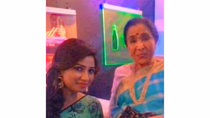 Shreya Ghoshal pays tribute to Asha Bhosle (Photo/Instagram@shreyaghoshal)