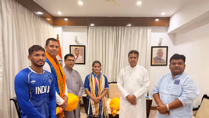 Tripura CM Manik Saha felicitated Asmita Dey. (Photo/Tripura CMO)