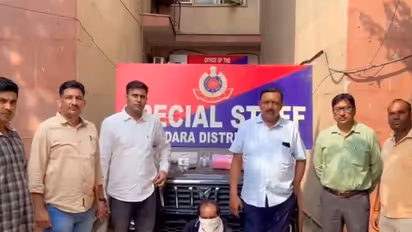 Delhi Police with the accused (Photo/Delhi Police)