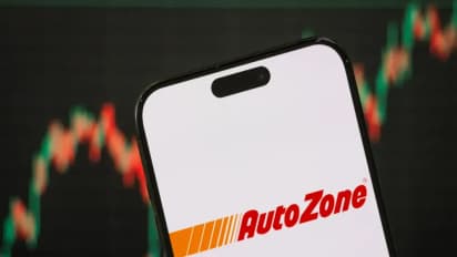 https://stocktwits.com/news-articles/markets/equity/autozone-shares-dive-post-earnings-but-wells-fargo-sees-buying-opportunity/cZdeYkuRIPt