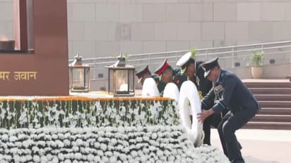 CDS General Anil Chauhan lays a wreath at National War Memorial on Navy Day (Photo/ANI)