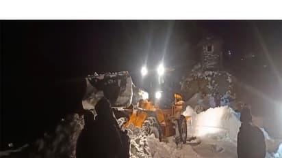 Border Roads Task Force carries out a high-altitude rescue and road restoration operation at Chatergala Pass, JK (Photo/PIB)