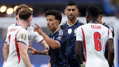 England and Argentina players in action (Photo: X/@LisandrMartinez)