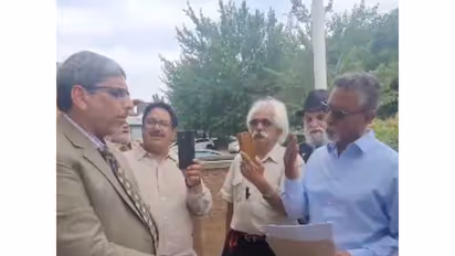 PoJK activists submitting memorandum to official of Pakistani consulate in Bradford after the protest (Photo/ANI)