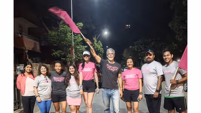 Milind Soman and Ankita Konwar flagging off Spirit of Pinkathon at Shivaji Park (Photo: Pinkathon)