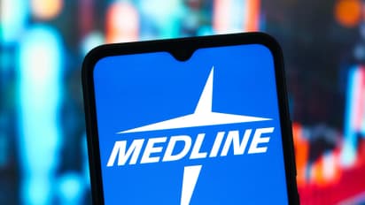 https://stocktwits.com/news-articles/markets/equity/medical-supply-giant-medline-upsizes-ipo-and-sets-29-price-ahead-of-wednesday-nasdaq-debut/cLeJprcREpi