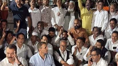 Congress leaders sit on Dharna outside election commission office in Bhopal (Photo/ANI)