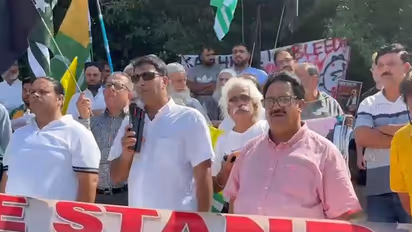 Kashmiri diaspora protests outside Pakistan consulate in Bradford over violence in PoJK (Photo/ANI)