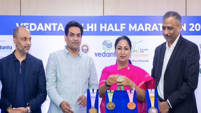CM Rekha Gupta with the Vedanta Delhi Half Marathon 2026 Finisher's Medals. (Photo: Procam International)