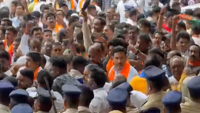 BJP workers try to enter Vikasa Soudha (Photo/ANI)