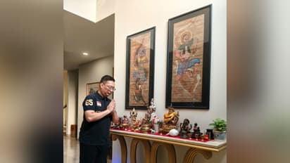 Singapore’s High Commissioner to India, Simon Wong, offers prayers for the victims of the Delhi Red Fort blast, which he described as an “act of terror,” expressing solidarity with India and the affected families. (Photo: X/@SGinIndia)