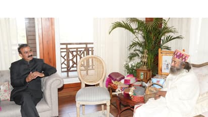 Himachal CM Sukhvinder Singh Sukhu with Sri Sri Ravi Shankar (Photo/Himachal CMO) 