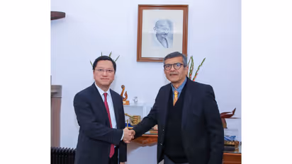 Defence Secretary Rajesh Kumar Singh with Ambassador Extraordinary and Plenipotentiary of Vietnam to India Nguyen Thanh Hai (Photo: X@SpokespersonMoD)