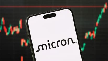 https://stocktwits.com/news-articles/markets/equity/mu-hits-record-high-sndk-jumps-12-percent-whats-apple-connection/cZKZrL9R77z