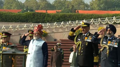 PM Modi salutes bravehearts at National War Memorial (Photo/ANI)
