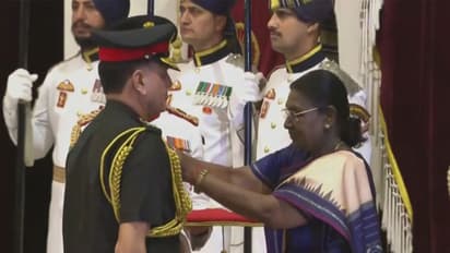 Lt Gen Dhiraj Seth receives the Uttam Yudh Seva Medal, (Photo/Rashtrapati Bhavan/YouTube)