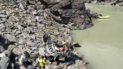 Car falls into deep gorge in Tehri Garhwal (Photo/SDRF)