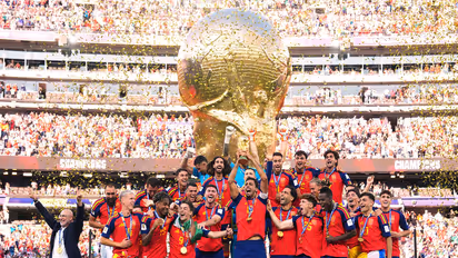 Spain football team with FIFA World Cup 2026 trophy (Photo: X/ @SEFutbol)