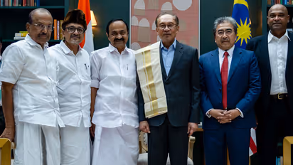 Malaysian Prime Minister Anwar Ibrahim meets Keralam Chief Minister VD Satheesan (Photo/X/@anwaribrahim)