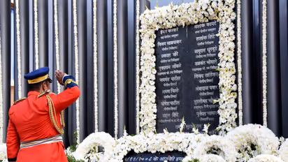 A paramilitary personnel pays homage at Martyrs' Memorial, at Police Gymkhana (File Photo/ANI)