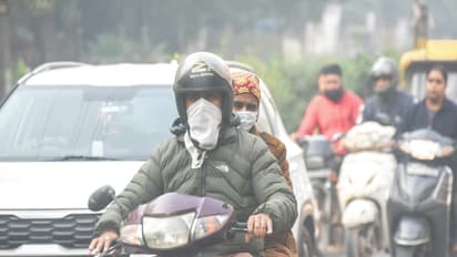 Vehicles commute in dense smog as the AQI remains in the 'severe' category. (Photo/ANI)