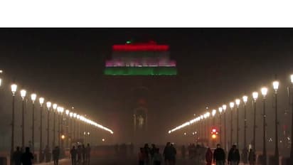 A thick layer of smog engulfs the Kartavya Path. (Photo/ANI)