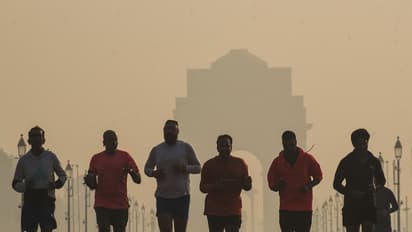People jog at Kartavya Path amid dense smog as the air quality remains 'poor' (Photo/ANI)
