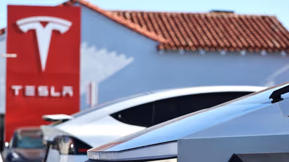 Tesla Stock Gets A Price Target Cut From Deutsche – Stock Barely Dips, Retail’s Optimistic Too