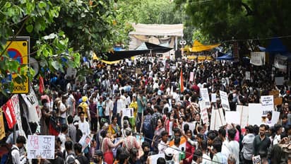 Hundreds of students protest at Jantar Mantar (Photo/ANI)