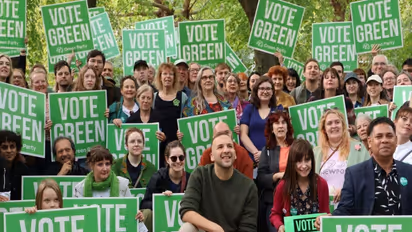 UK Green Party Leader Zack Polanski with supporters (Photo/X@ZackPolanski)