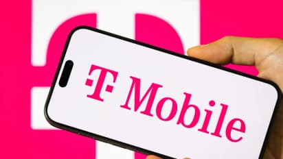 https://stocktwits.com/news-articles/markets/equity/t-mobile-growth-streak-continues-as-5g-postpaid-additions-surge/ch8zRZSR5Hr
