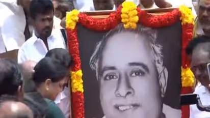 All India Revolutionary leader Makkal Munnetra Kazhagam General Secretary, VK Sasikala, pays tributes to the first Chief Minister of Tamil Nadu, CN Annadurai. (Photo/ANI)