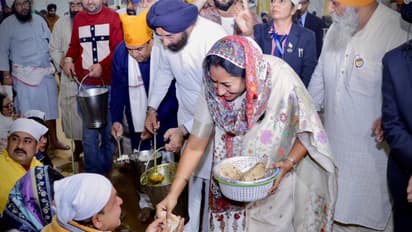 Delhi CM Rekha Gupta participates in Seva during the 350th martyrdom day events at Red Fort (Photo/X@gupta_rekha)