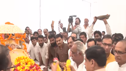 MP CM Mohan Yadav paying floral tribute to Union Minister Shivraj Singh Chouhan's mother (Photo/ANI)