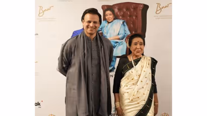 Asha Bhosle with Vivek Oberoi (File photo/X/@vivekoberoi)