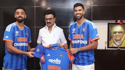 Varun Chakaravarthy (left), MK Stalin (centre) and Washington Sundar (right) (Photo: X/@mkstalin)