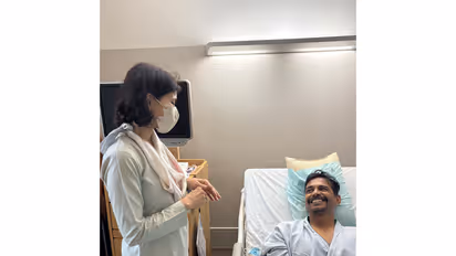 Indian Ambassador to Japan Nagma Mohammed Mallick (L) with Indian para-cyclist Arshad Shaikh (Photo: SAI Media)