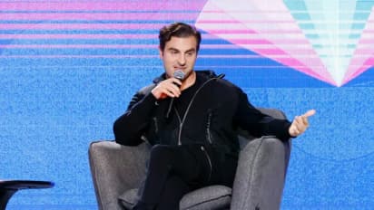 Airbnb CEO Offloads Another $5M Worth Of Shares: Retail Investors See Red