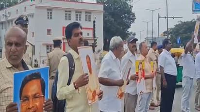 Siddaramaiah supporters forming a human chain outside Kote Anjaneya temple in Tumkur. (Photo/ANI)