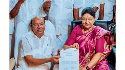 All India Puratchi Thalaivar Makkal Munetra Kazhagam founder VK Sasikala with PMK founder S Ramadoss (Photo/Sasikala Team)