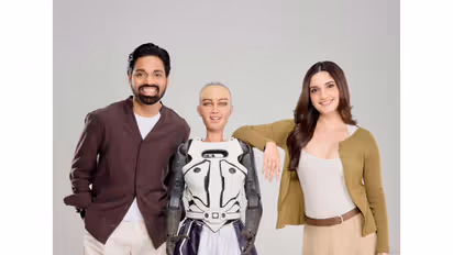 Anil Shetty, Humanoid Robot and Saachi Bindra (Photo/Instagram@simplesuni)