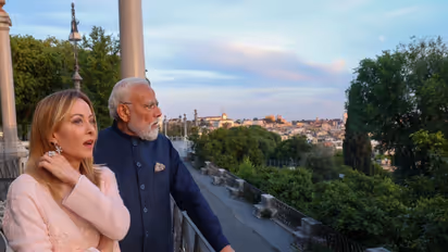 PM Modi with Italian PM Giorgia Meloni at the Colosseum (Photo/DD News)