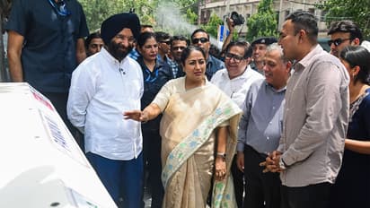 Delhi Chief Minister Rekha Gupta with Delhi minister Manjinder Singh Sirsa, inspects the newly installed central verge-based air purifiers at Kriti Nagar (Photo/ANI)