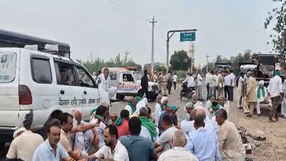 Farmers blocking the road in Hansi (Photo/ANI)