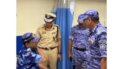 Delhi Police Commissioner Anurag Kumar visited hospital to meet the injured cops during the Parliament march (Photo/Delhi Police)